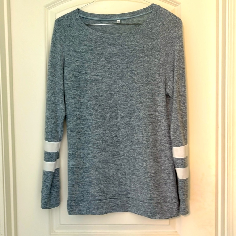 Medium long-sleeve sweater/tee with jersey sleeve details. Legging-friendly